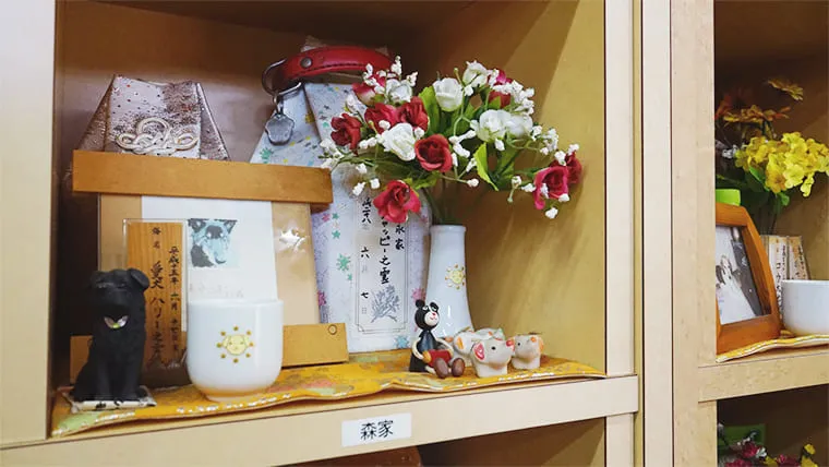 慈光苑ではお供えの水は定期的に換えています